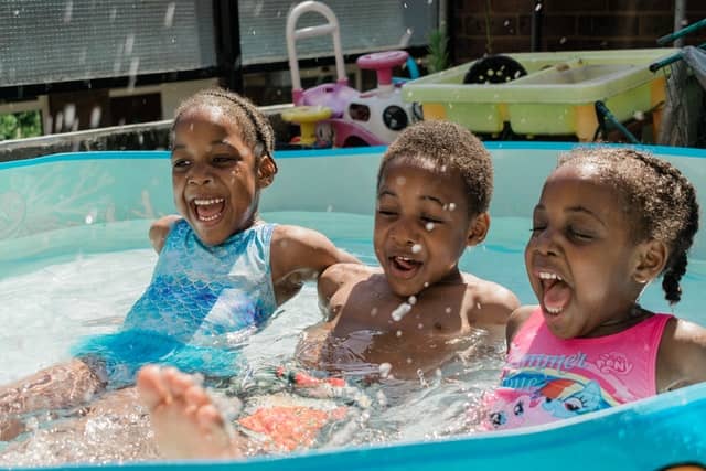 3 enfants dans une piscine