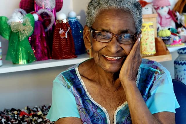 Une vieille dame à lunettes