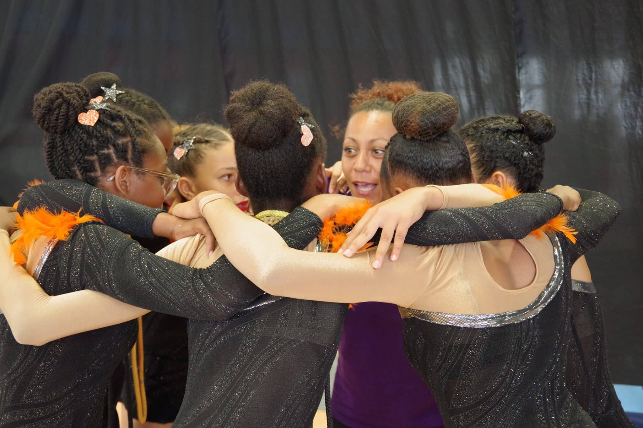 Un groupe de gymnastes se tenant dans les bras