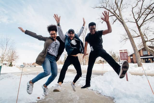 3 jeunes sautent dans la neige